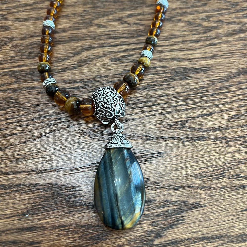 Beautiful set, Tiger eye(?) Labradite(?) Rrrrraaawww!Necklace and earrings, new